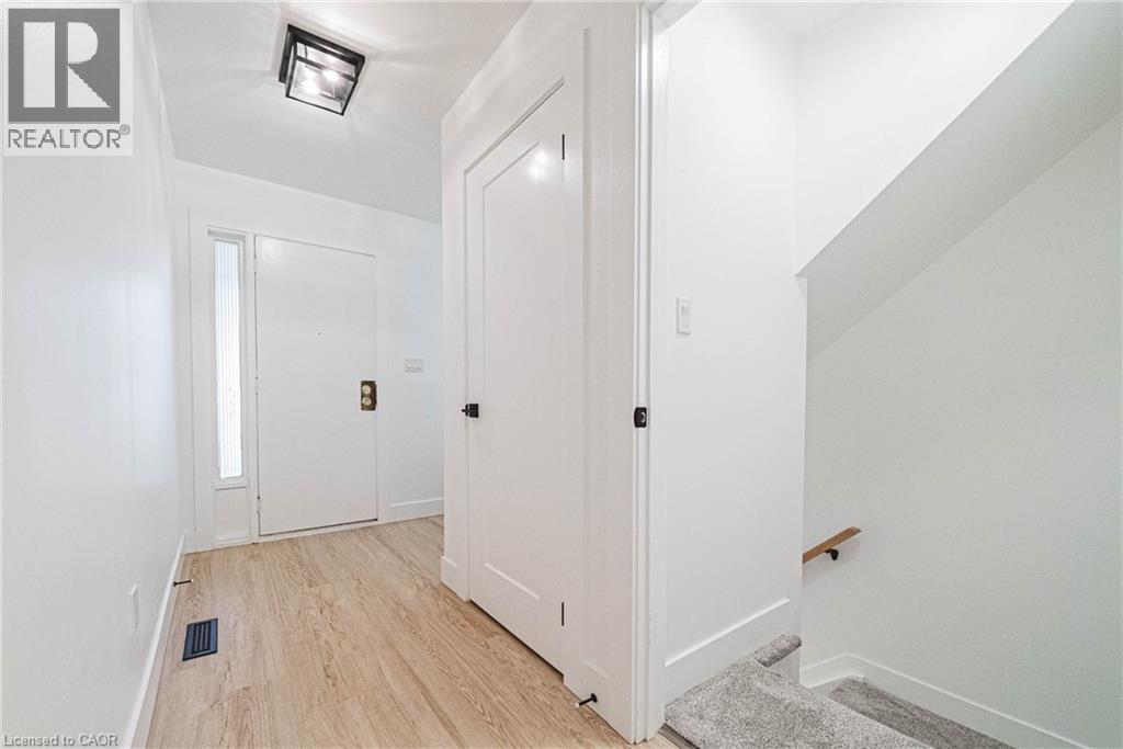 445 WOODVIEW Road Unit# 4 3 Beds Condo, Home, Townhouse for Rent - Photo gallery 3