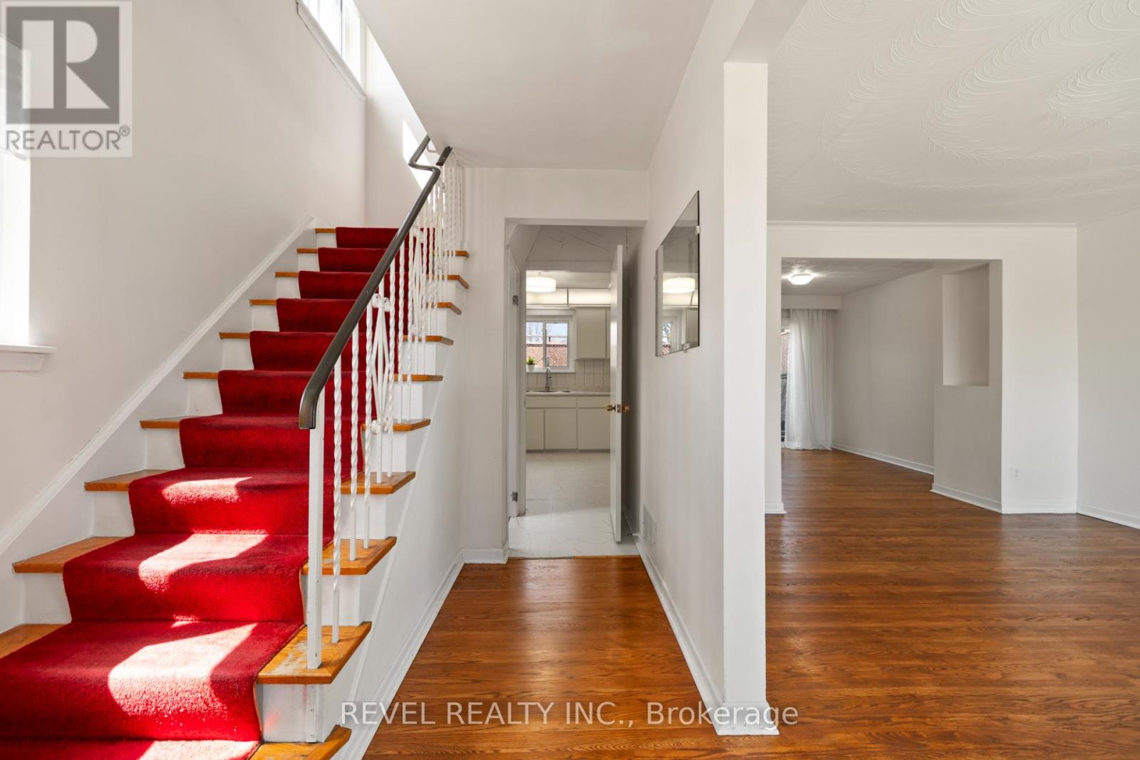 6821 DARCEL AVENUE 4 Beds House for Rent - Photo gallery 3