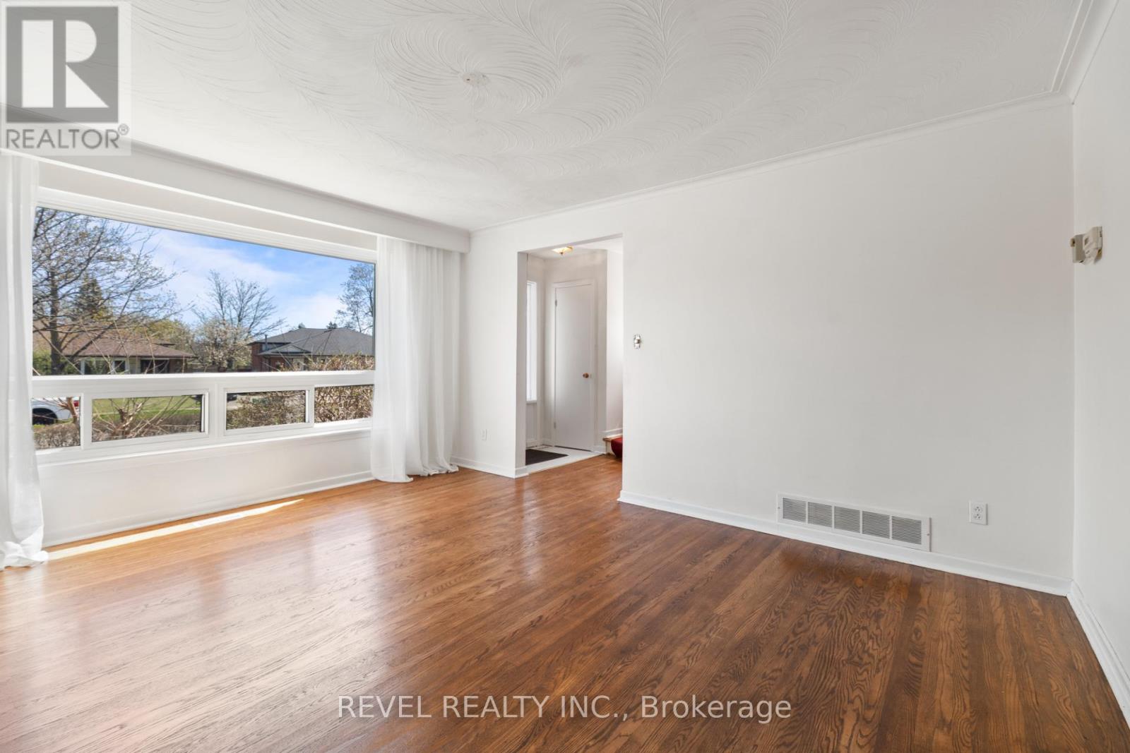 6821 DARCEL AVENUE 4 Beds House for Rent - Photo gallery 4