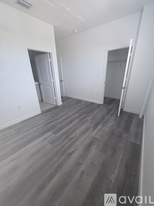 540 Northeast 5th Lane 2 Beds Single Family Home for Rent - Photo gallery 5