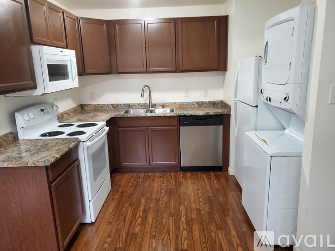 1025 Oak Street 1 Apartment for Rent - Photo gallery 1