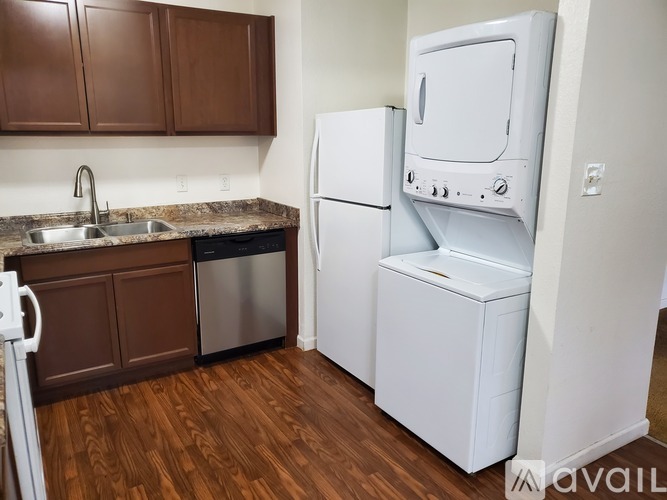 1025 Oak Street 1 Apartment for Rent - Photo gallery 2