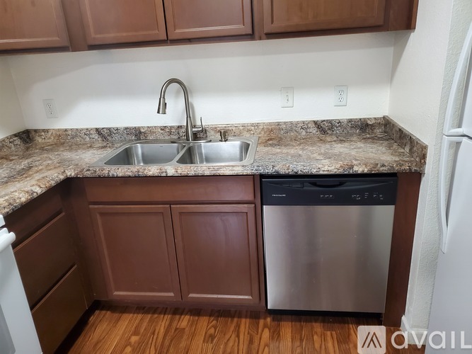 1025 Oak Street 1 Apartment for Rent - Photo gallery 3