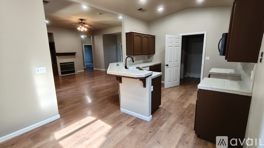 1170 North Petaluma Street 3 Beds Single Family Home for Rent - Photo gallery 2