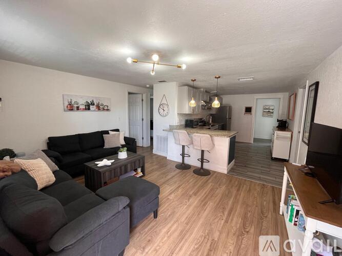 626 9th Ave W 3 Beds Single Family Home for Rent - Photo gallery 1