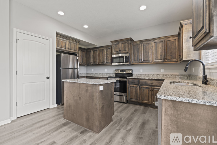20209 E 23rd Terrace Ct S 4 Beds Single Family Home for Rent - Photo gallery 3