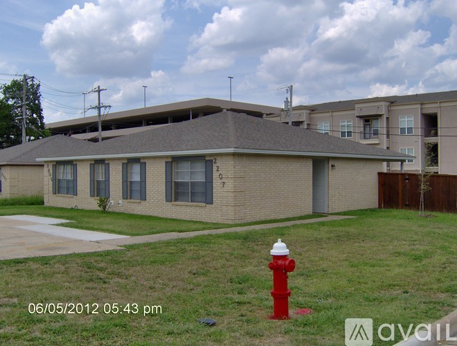 2205 Crest St 2 Beds Apartment for Rent - Photo gallery 1