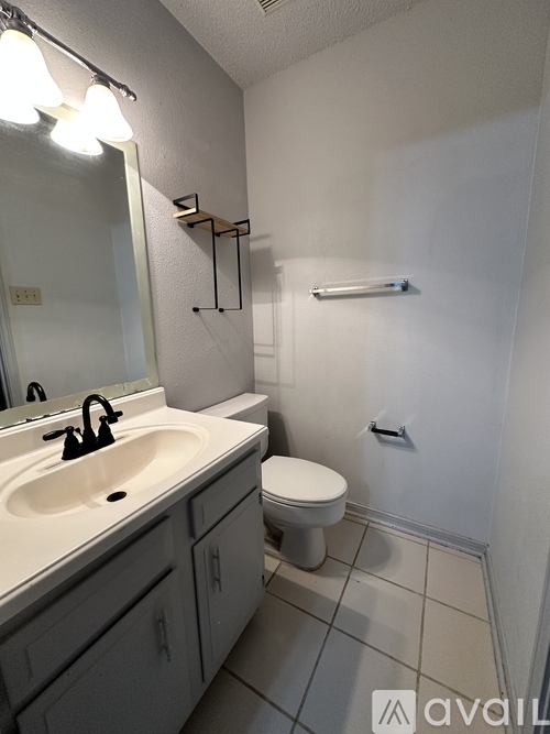 606 1/2 Lafayette St 2 Beds Apartment for Rent - Photo gallery 2