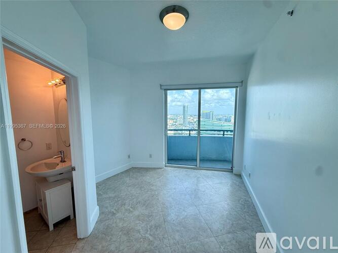 60 SW 13th St 3 Beds Apartment for Rent - Photo gallery 2
