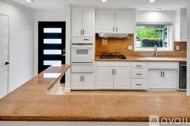 20619 Clark St 3 Beds Single Family Home for Rent - Photo gallery 3