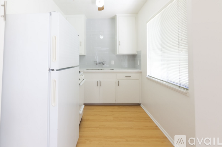 1243 Federal Avenue Studio Apartment for Rent - Photo gallery 4