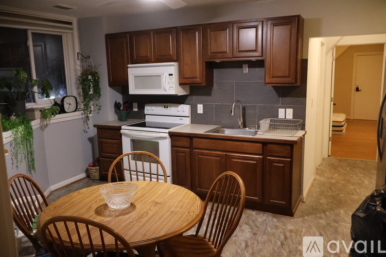 1152 Main St 3 Beds Apartment for Rent - Photo gallery 4
