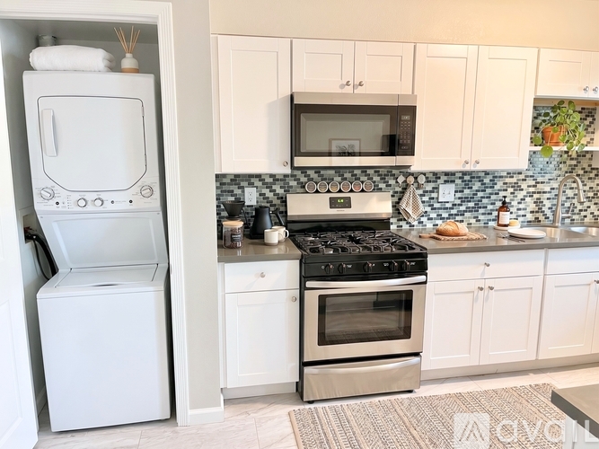 704-724 W 5th St 1 Apartment for Rent - Photo gallery 2