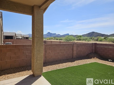 9947 North Summerstone Avenue 3 Beds Apartment for Rent
