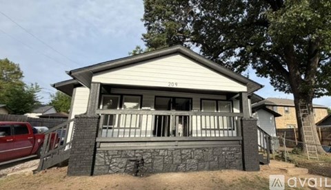 209 N Xenophon Ave 3 Beds Apartment for Rent