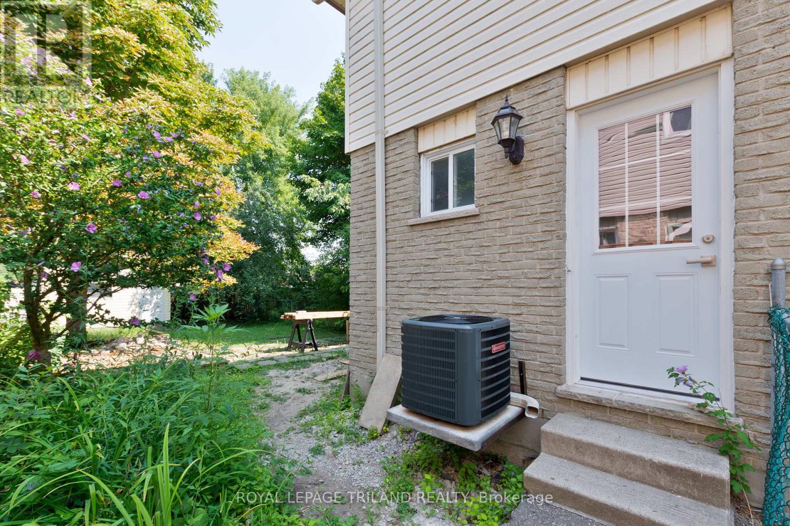 LOWER - 16 INVERARY ROAD 1 House for Rent - Photo gallery 3