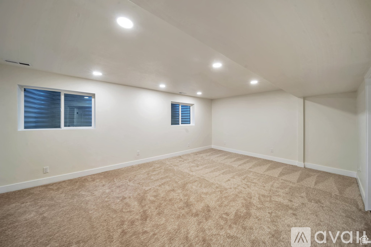 552 E Chelsea Dr 6 Beds Single Family Home for Rent - Photo gallery 4