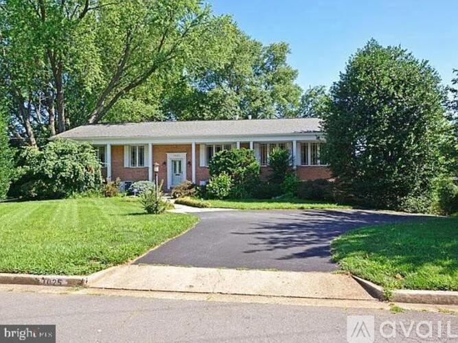 A house with a front yard and a driveway.