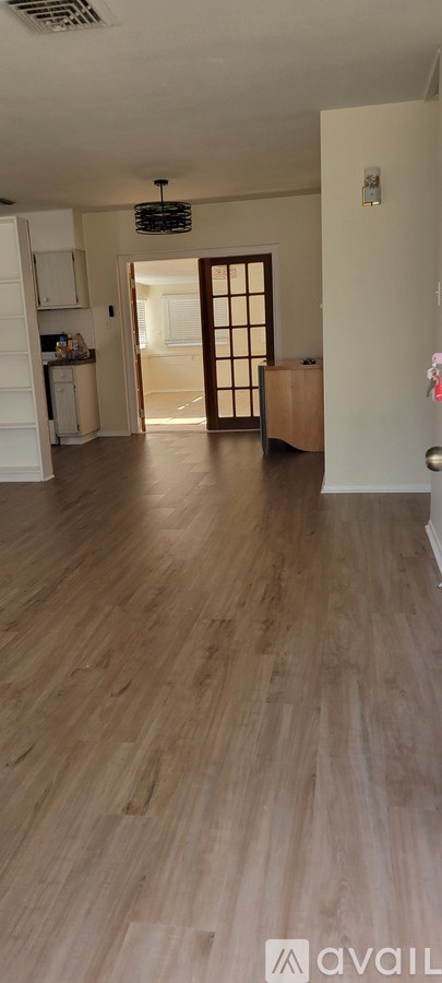 613 44Th Ave N 2 Beds Apartment for Rent