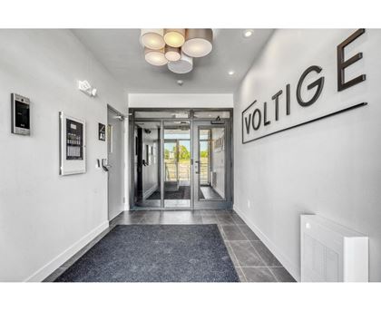 A hallway with a sign that says "VOLTIE" on the wall.