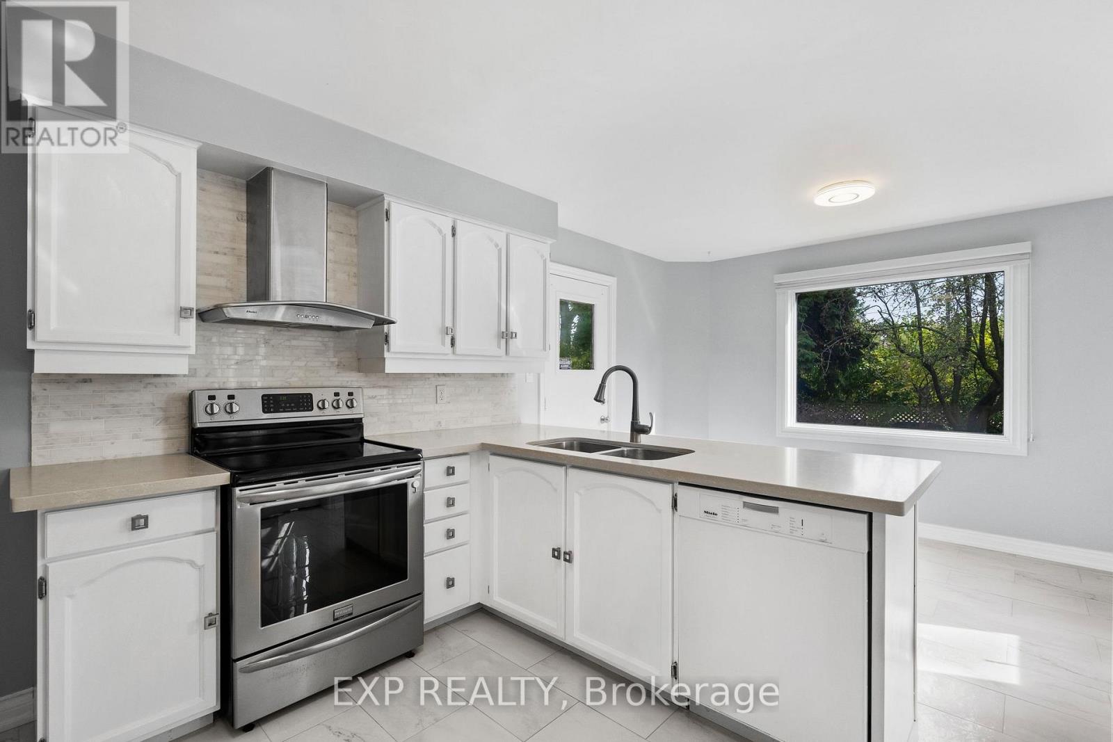 17 GORDON ROWE CRESCENT 5 Beds House for Rent - Photo gallery 5