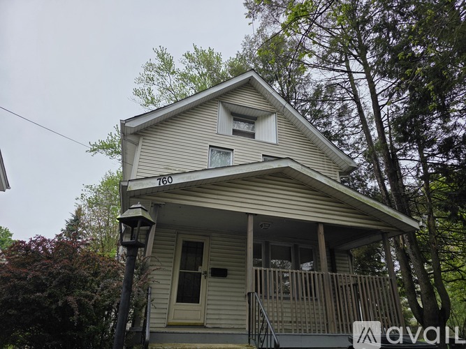 A house numbered 760 is for sale.