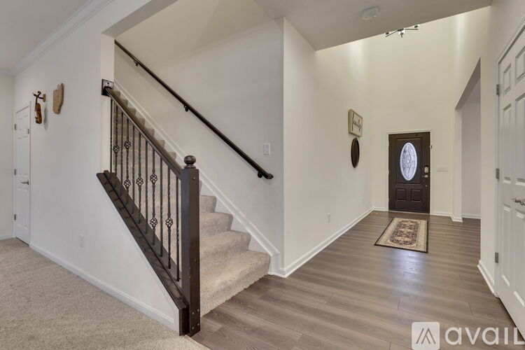694 Dewmar Drive 5 Beds Single Family Home for Rent - Photo gallery 2