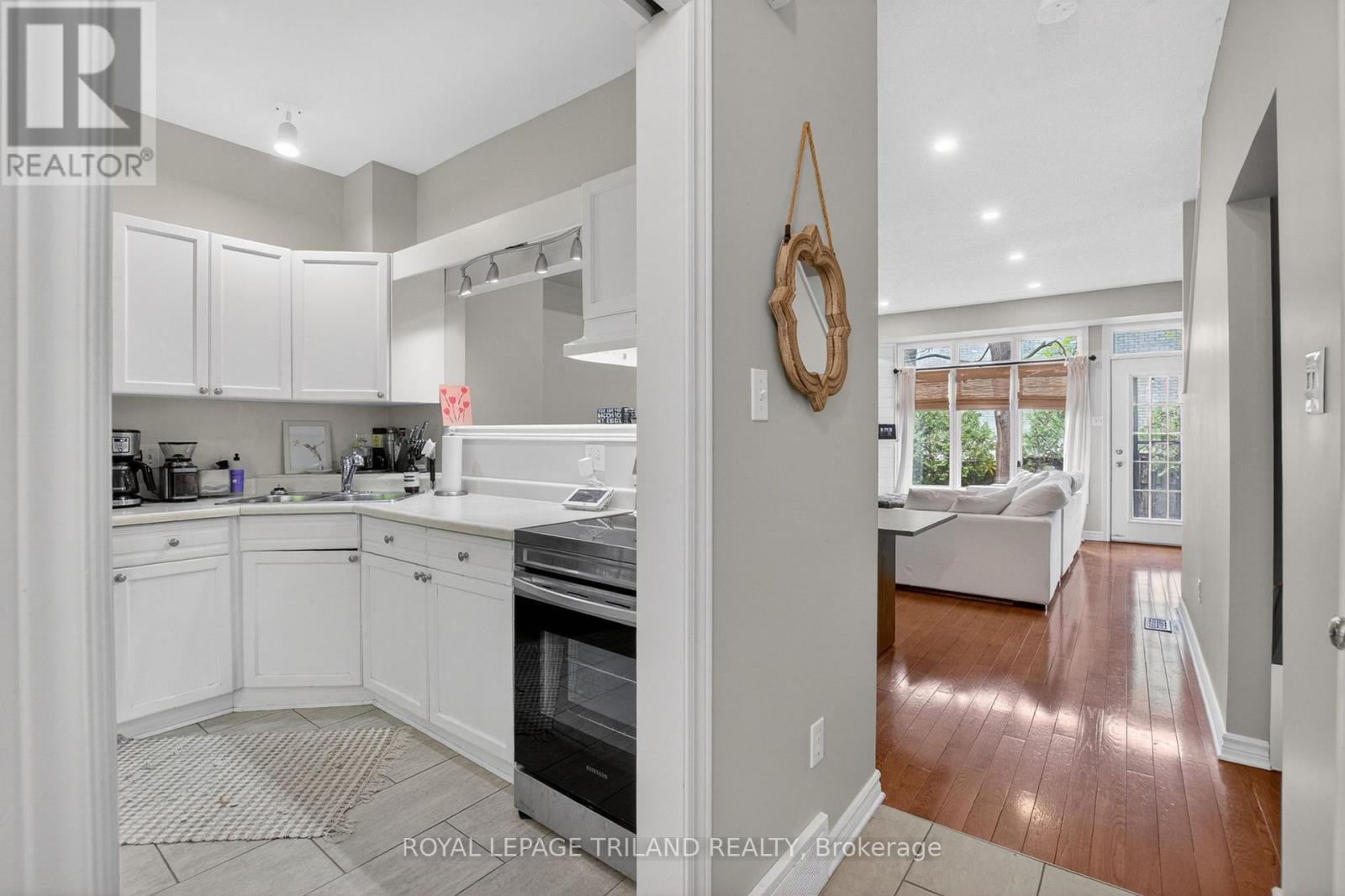 21 - 1415 COMMISSIONERS ROAD W 3 Beds Condo, Home, Townhouse for Rent - Photo gallery 4