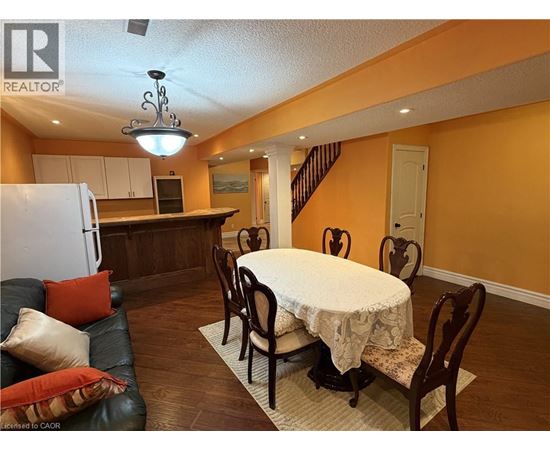 A dining room with a round table and chairs.
