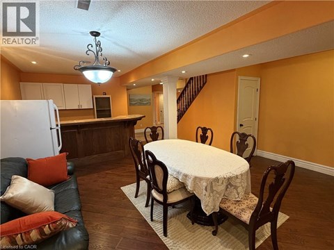 A dining room with a round table and chairs.