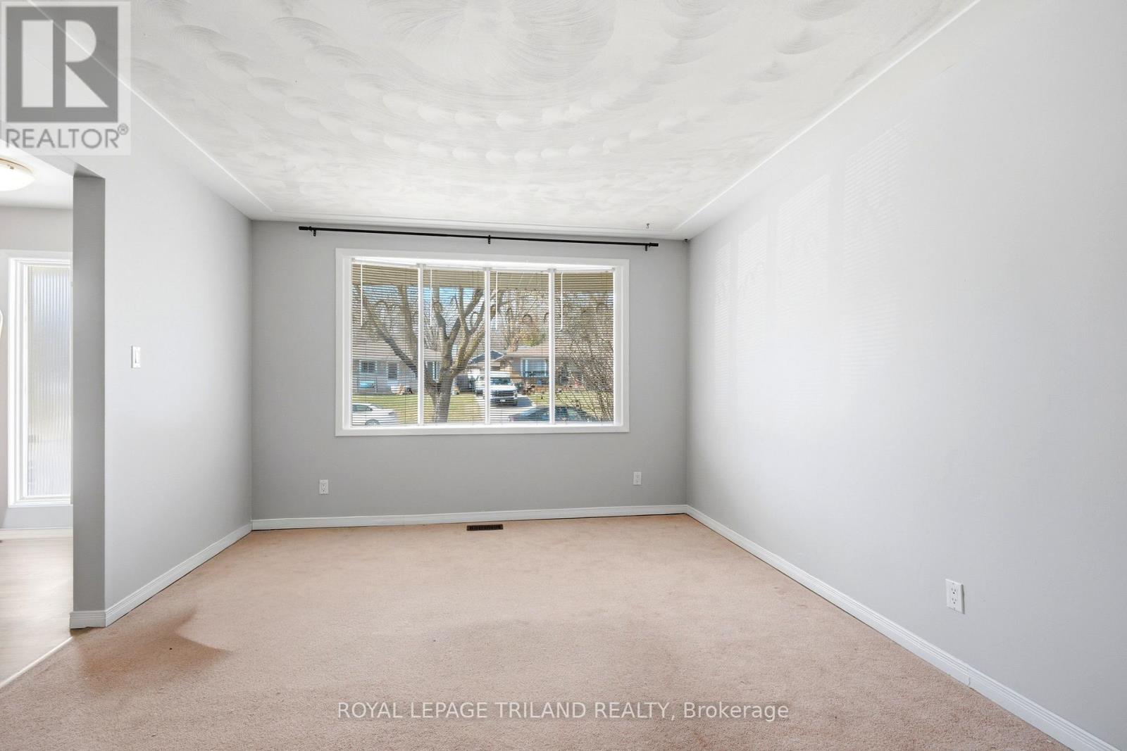 A - 195B CEDARVALE CRESCENT 3 Beds Home, Multifamily, Duplex for Rent - Photo gallery 1