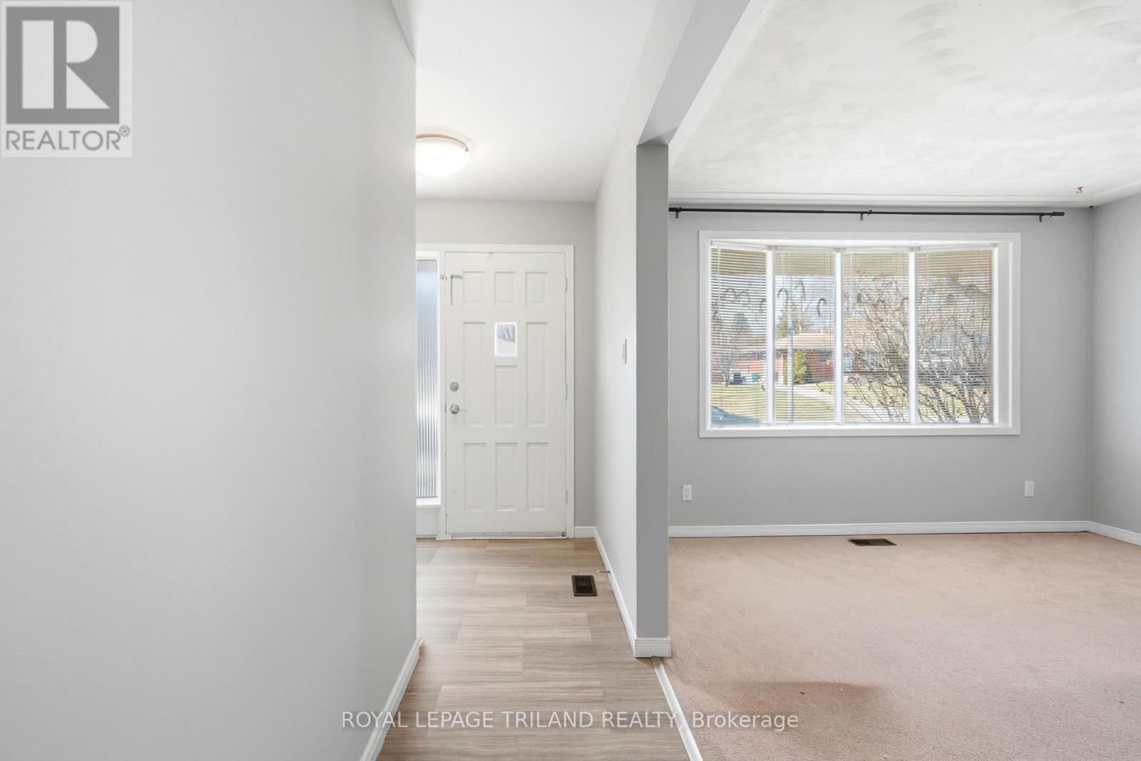 A - 195B CEDARVALE CRESCENT 3 Beds Home, Multifamily, Duplex for Rent - Photo gallery 4