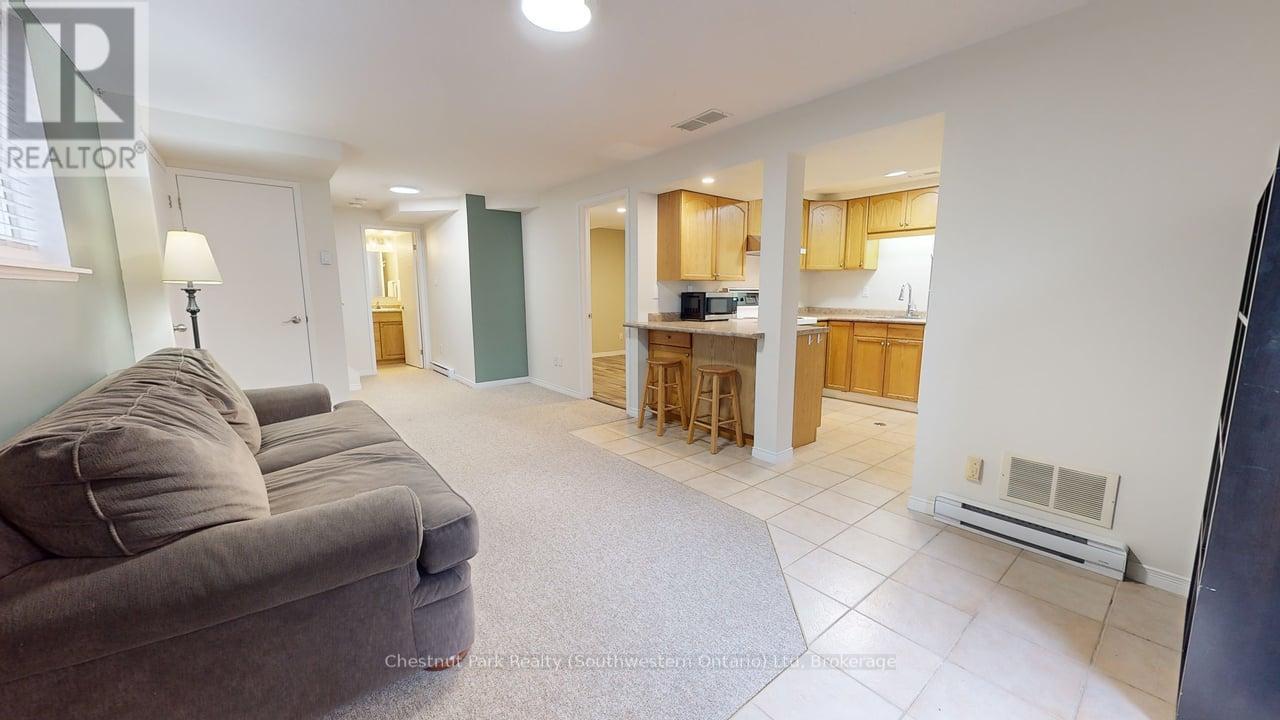 LOWER - 22 MOSS PLACE 1 House for Rent - Photo gallery 1