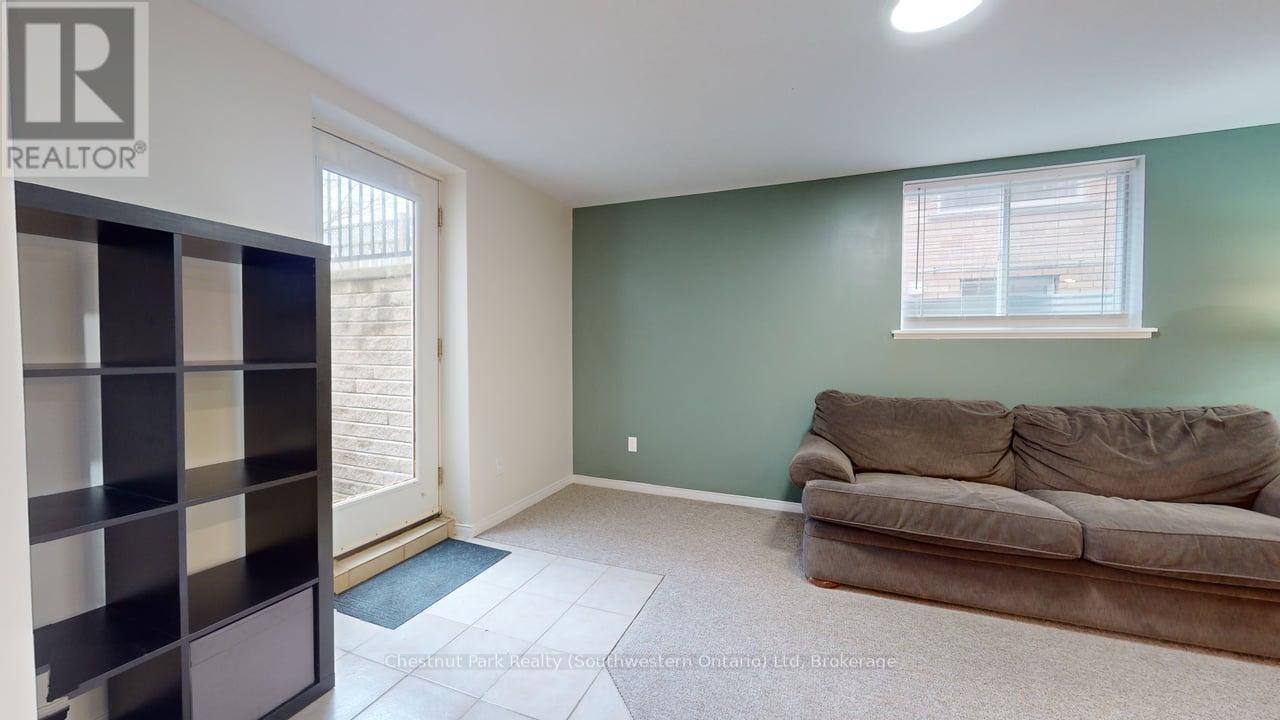 LOWER - 22 MOSS PLACE 1 House for Rent - Photo gallery 3