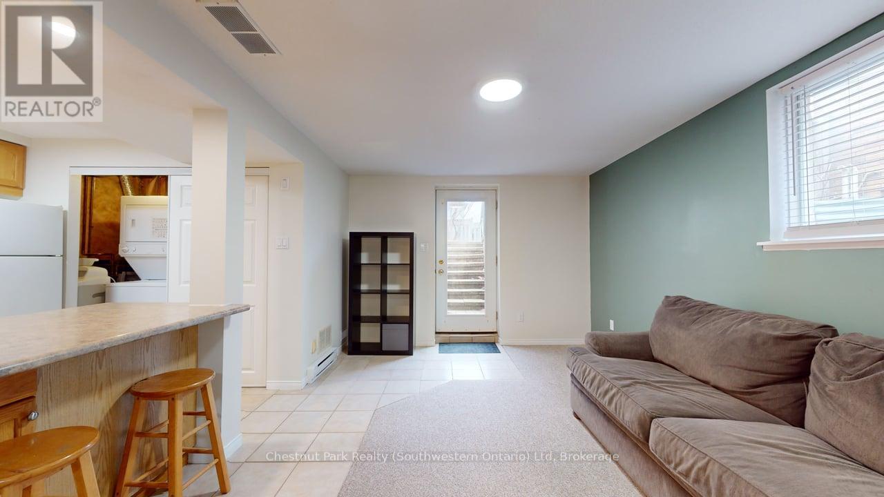 LOWER - 22 MOSS PLACE 1 House for Rent - Photo gallery 4