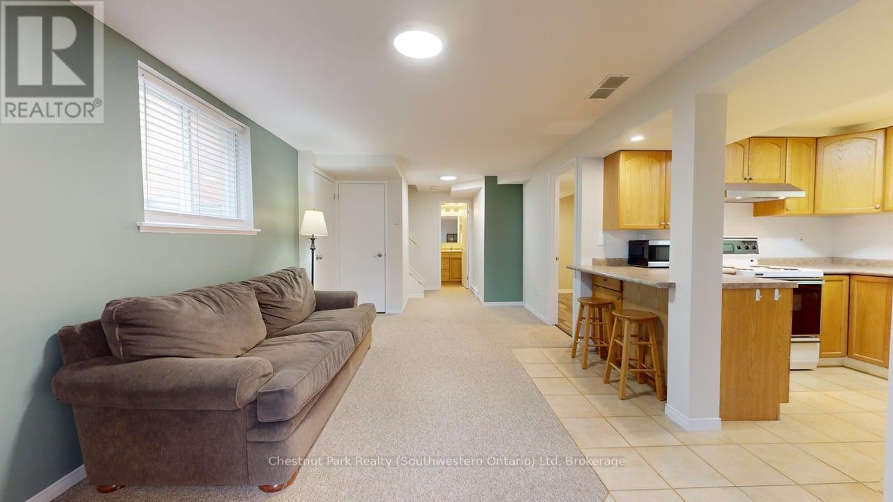 LOWER - 22 MOSS PLACE 1 House for Rent - Photo gallery 5