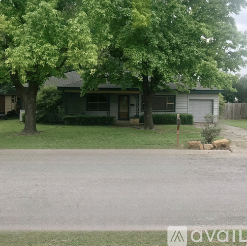 1405 Hillcrest Boulevard 4 Beds Single Family Home for Rent - Photo gallery 1