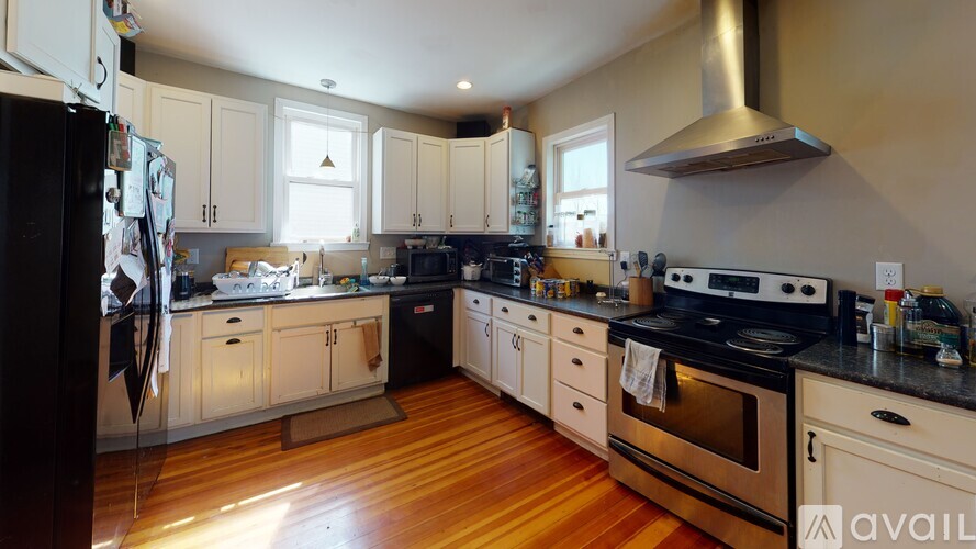 70 Larch St 5 Beds Single Family Home for Rent - Photo gallery 2