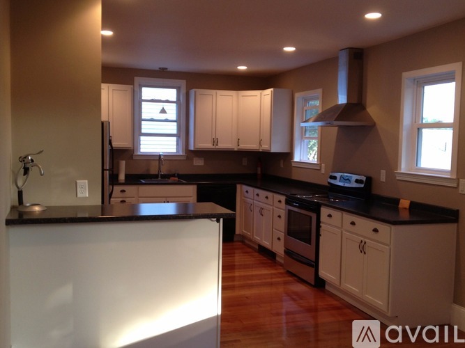 70 Larch St 5 Beds Single Family Home for Rent - Photo gallery 3
