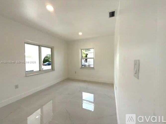 228 NW 32nd Ave 3 Beds Single Family Home for Rent - Photo gallery 3
