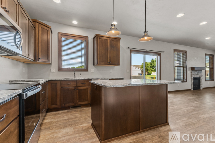 N1134 Craftsmen Ct 4 Beds Townhouse for Rent - Photo gallery 2