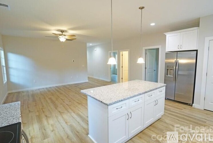 817 W Davidson Ave 3 Beds Single Family Home for Rent - Photo gallery 4