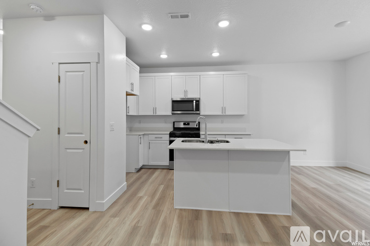 912 North 1190 East 3 Beds Townhouse for Rent - Photo gallery 4