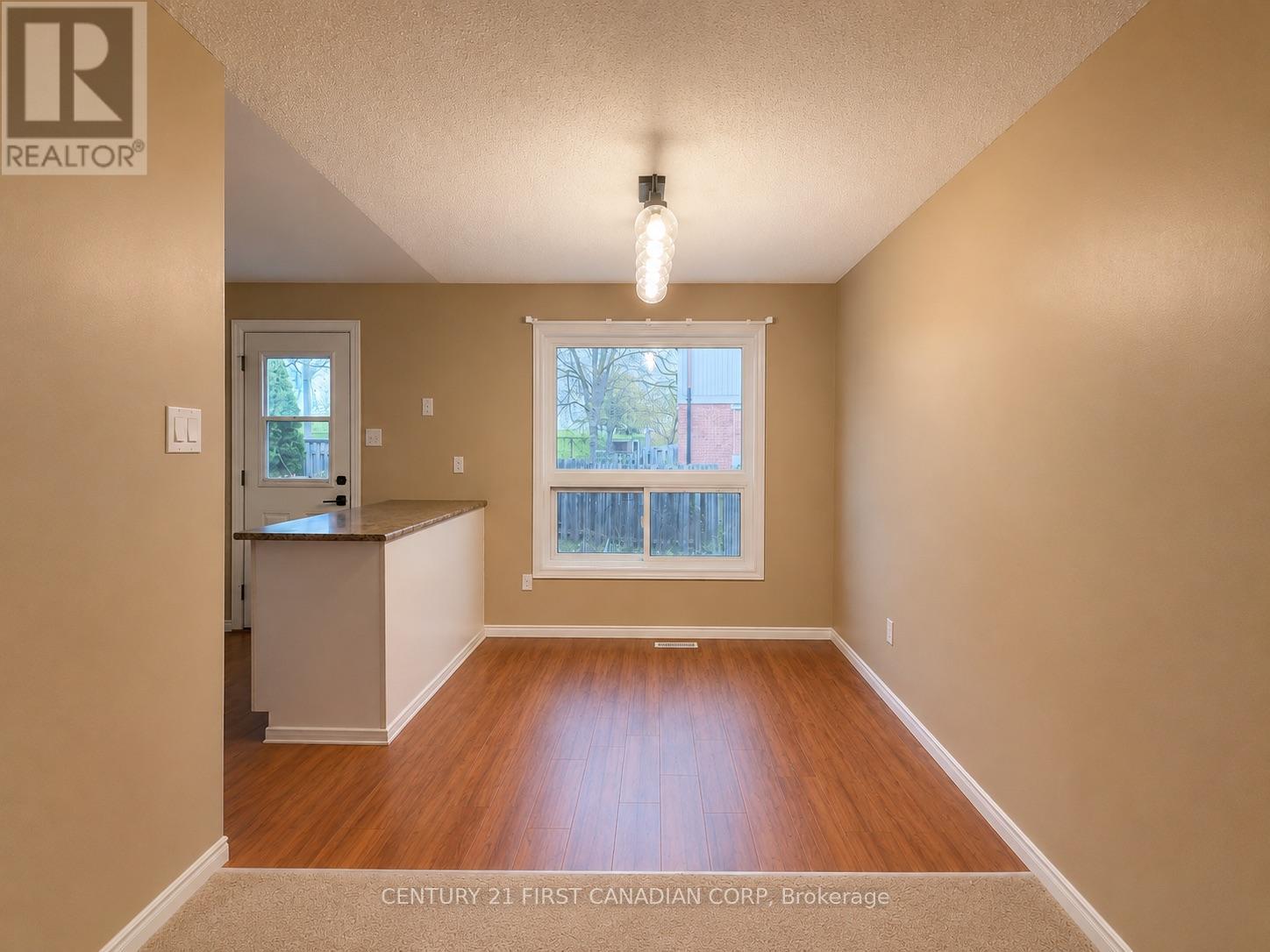 16 - 925 LAWSON ROAD 3 Beds Condo, Home, Townhouse for Rent - Photo gallery 3