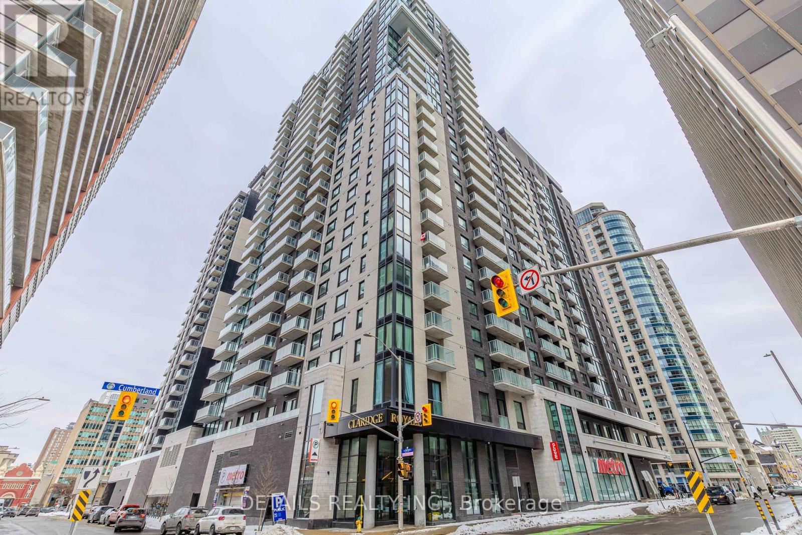 A tall building with the word REALTOR on the side.