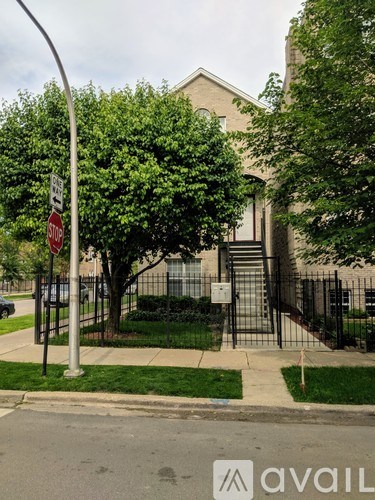 1457 North Rockwell Street 2 Beds Apartment for Rent