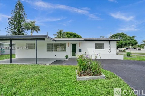 1220 NE 8Th St 4 Beds Apartment for Rent