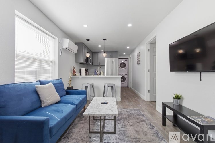 308 W Amelia Ave