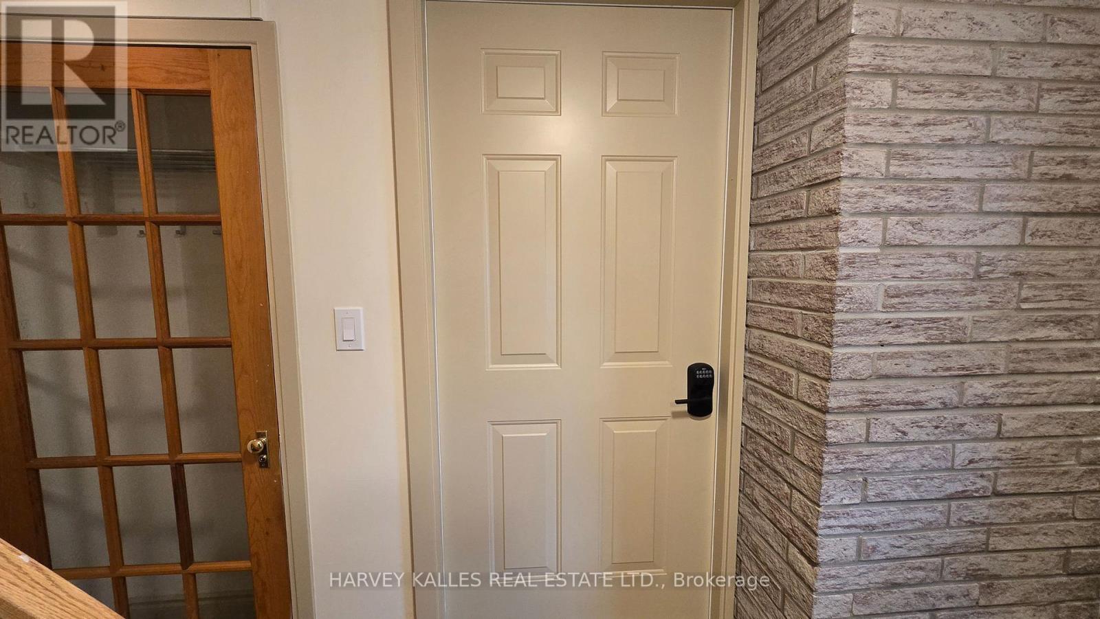 MAIN - 279 CORNELIUS PARKWAY 3 Beds House for Rent - Photo gallery 4