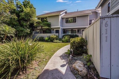 Unit 10 2 Beds Apartment for Rent